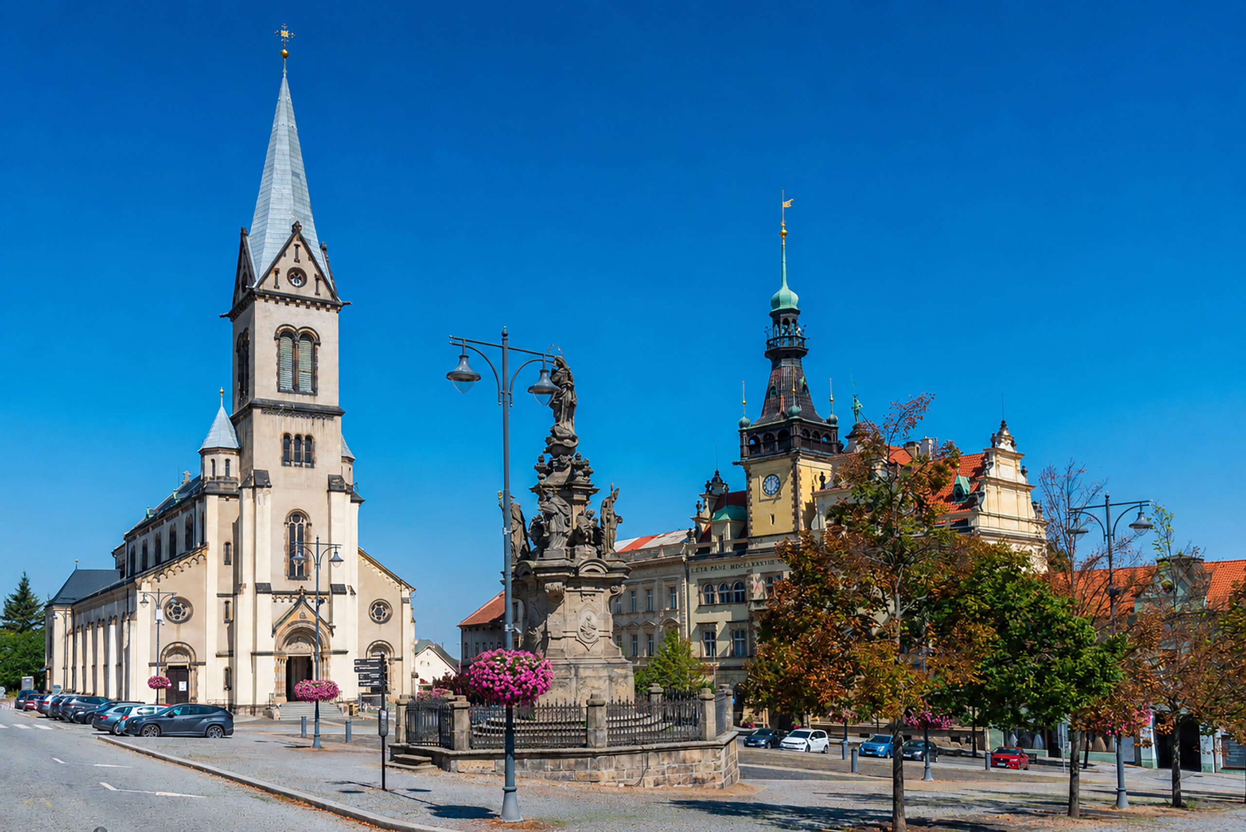 Kostel a historick&eacute; domy v centru města